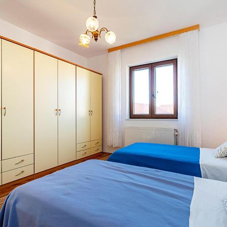 2 Bedroom Cozy Apartment In Zadar Exterior foto