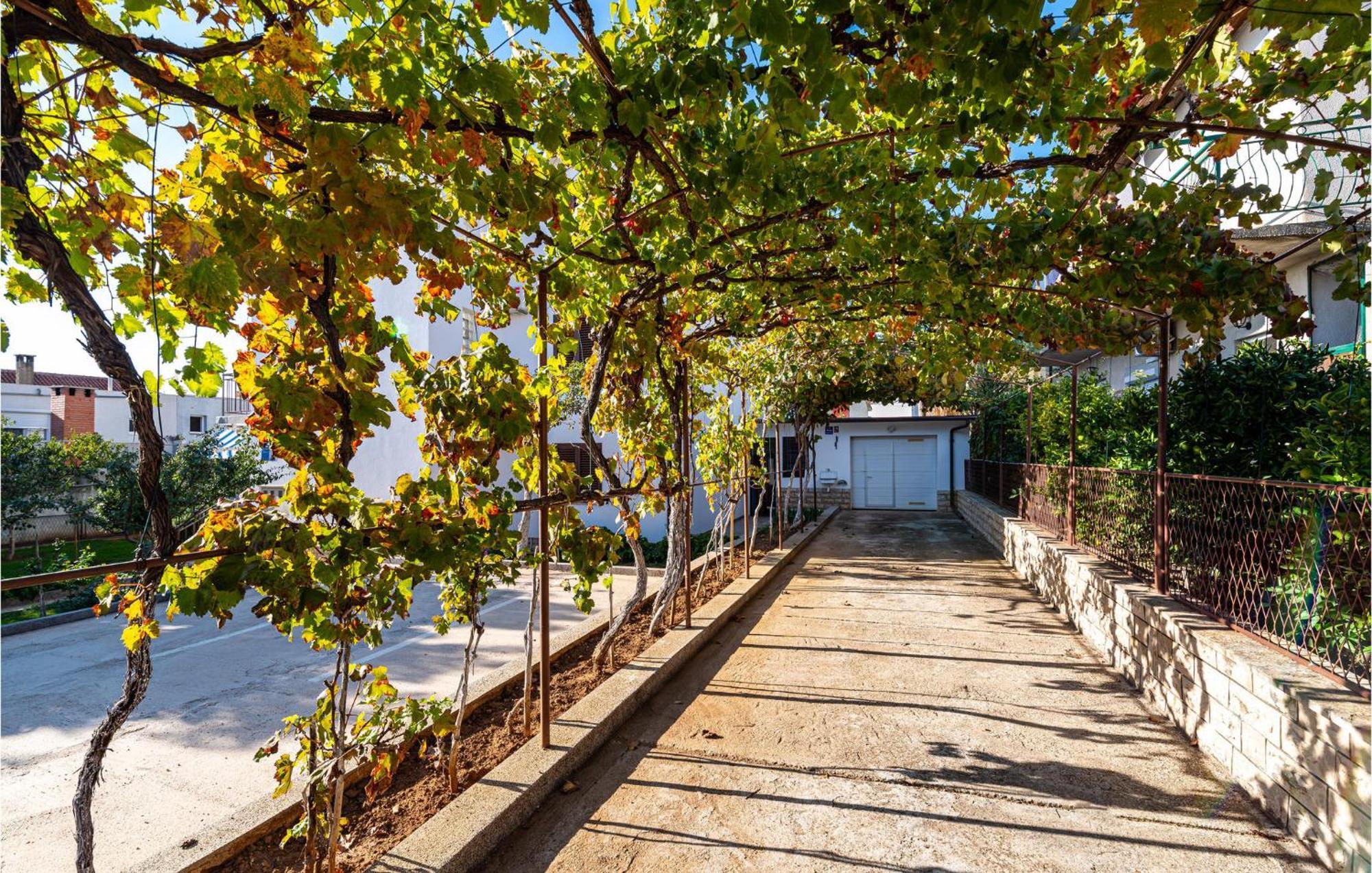 2 Bedroom Cozy Apartment In Zadar Exterior foto