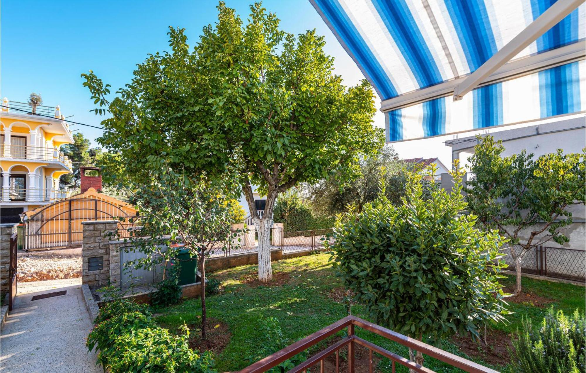 2 Bedroom Cozy Apartment In Zadar Exterior foto